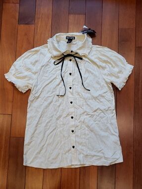 Women's Medium Hot Topic black heart Pintuck blouse